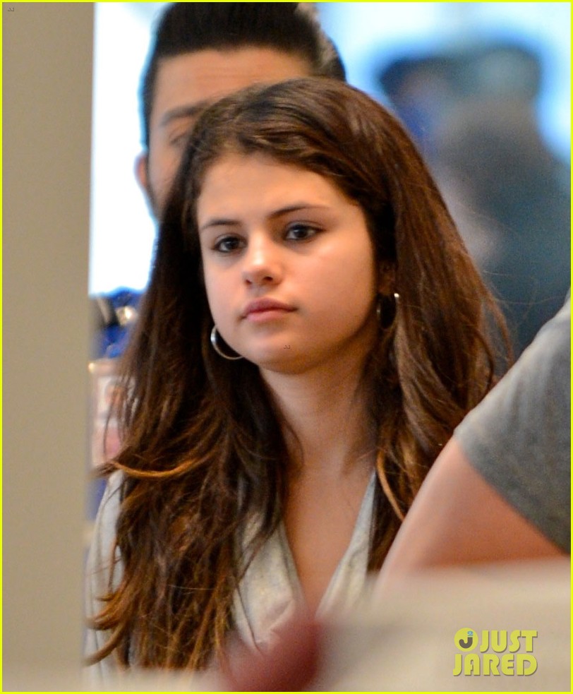 Selena-At-LAX-Airport-November-10-2012-selena-gomez-32728449-812-983