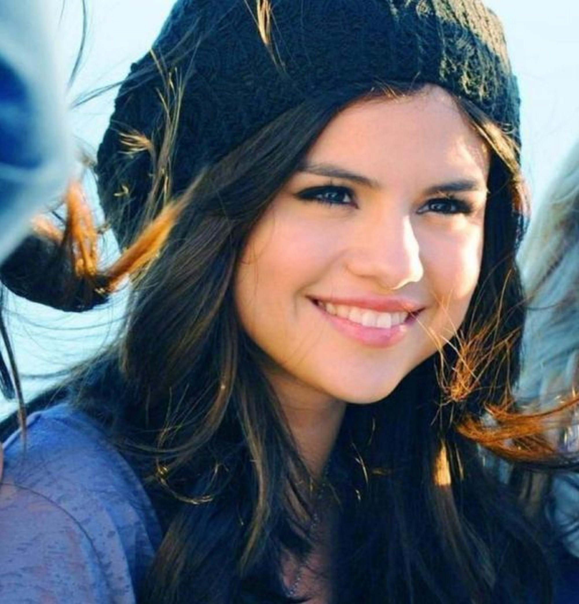 selena-gomez-selena-gomez-31440401-2000-2087
